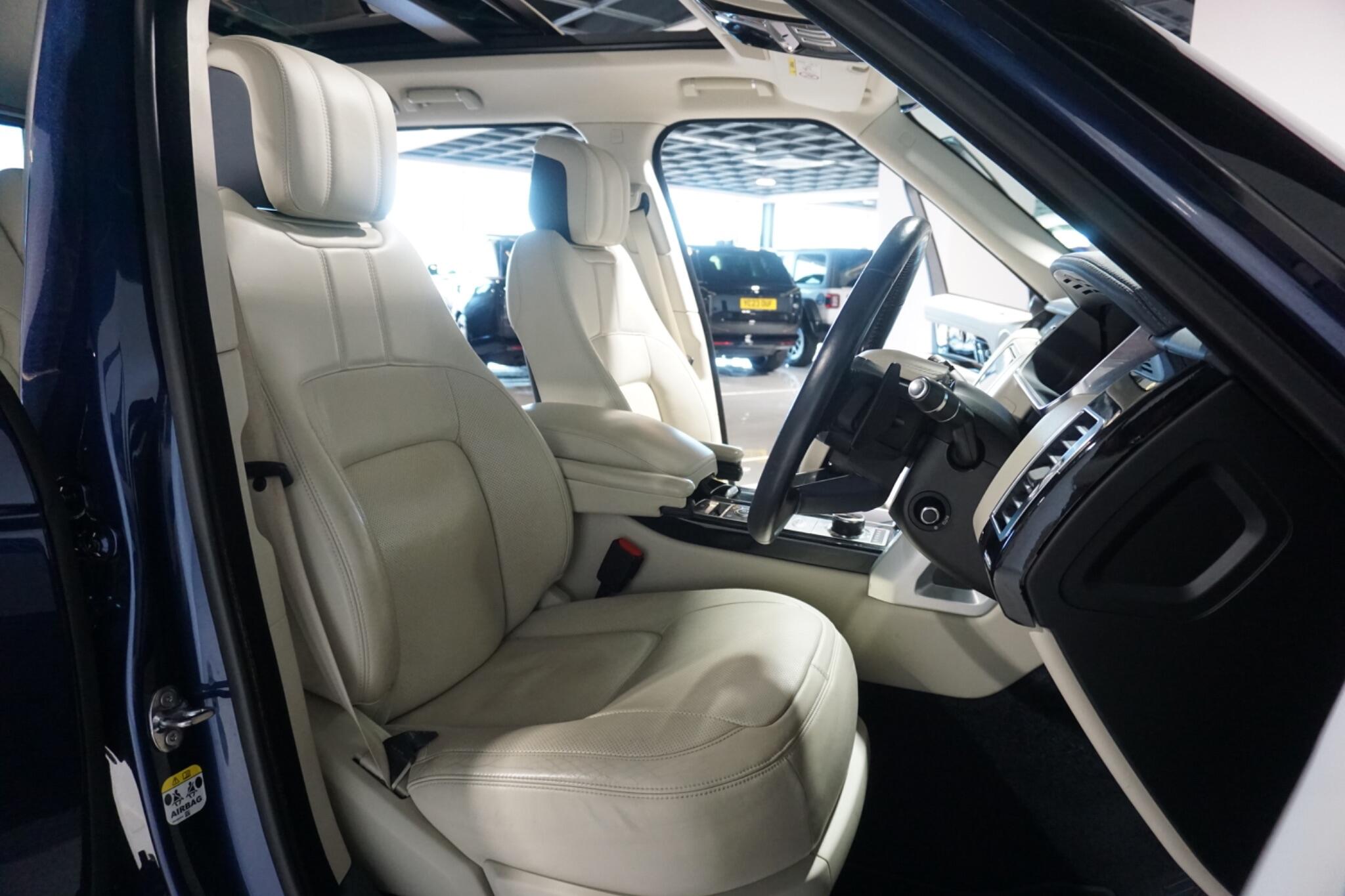 Land Rover Range Rover 2.0 P400e 12.4kWh GPF Vogue SUV 5dr Petrol Plug-in Hybrid Auto 4WD Euro 6 (s/s) (404 ps)
